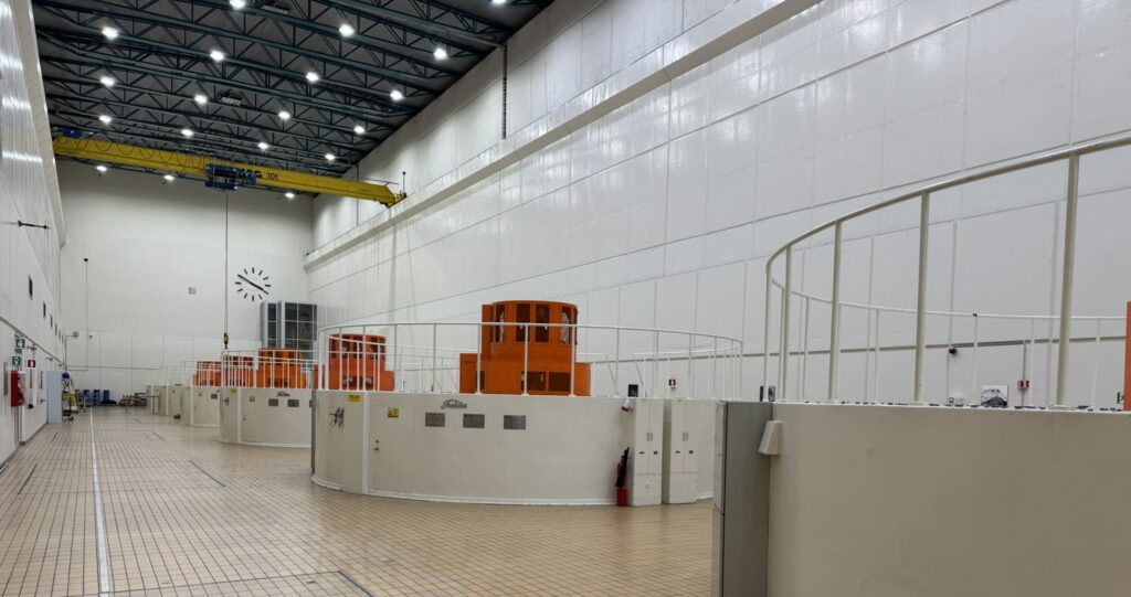 burfell-hydropower-plant-generator-hall-landsvirkjun-iceland Rotor balancing site — Búrfell hydropower plant generator hall, Iceland, six vertical Francis turbine units operated by Landsvirkjun