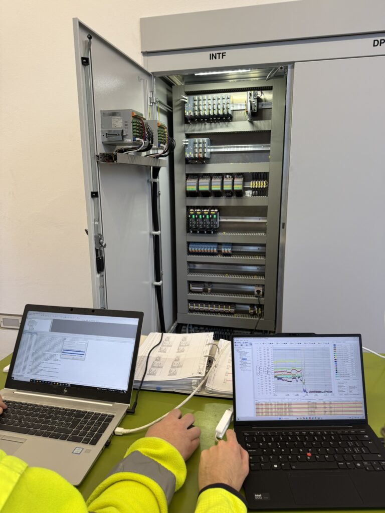 hydropower-monitoring-system Engineers configuring the CMS-500P condition monitoring software